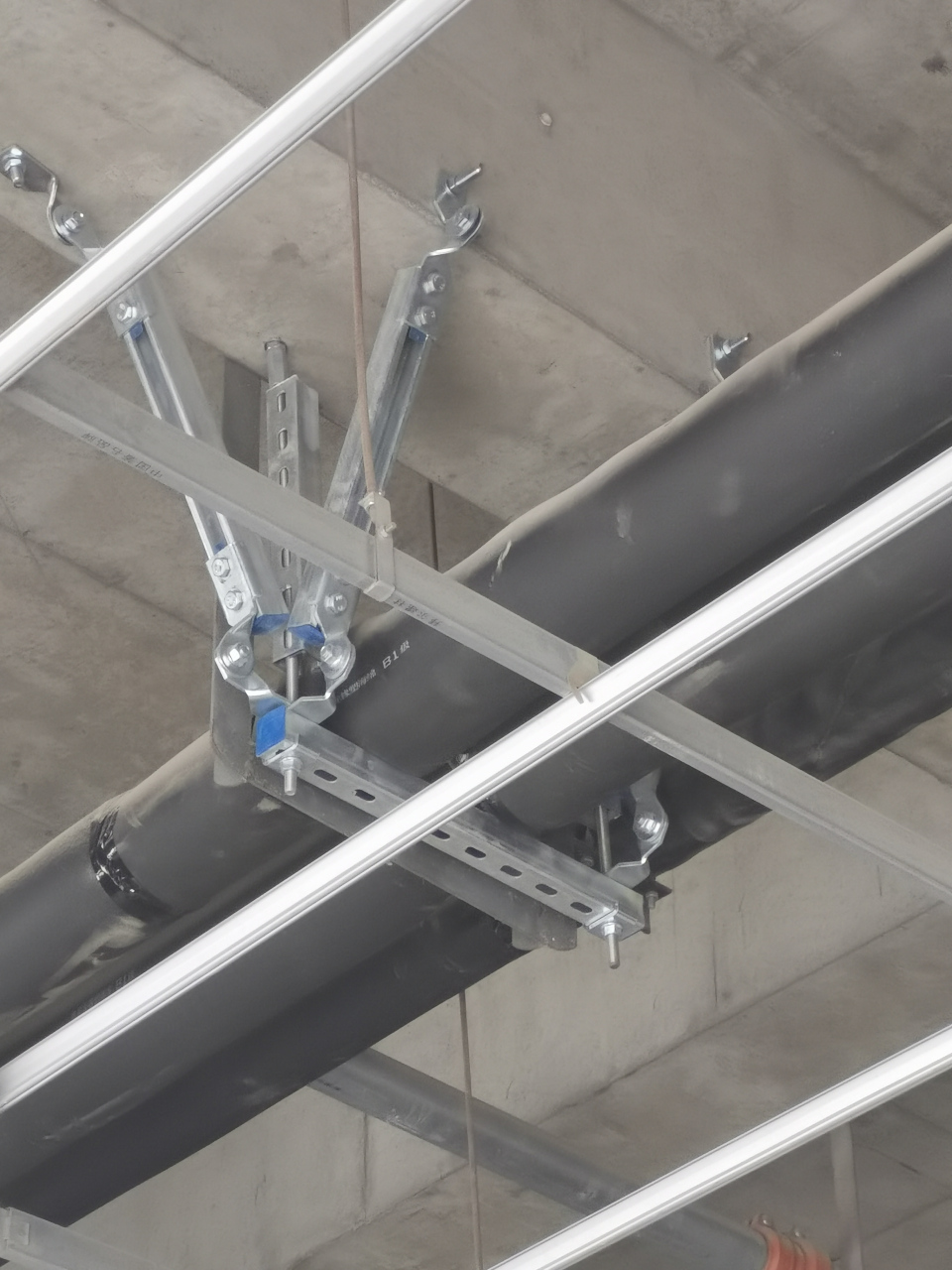 抗震支架 抗震支架是限制附屬機(jī)電工程設(shè)施產(chǎn)生位移,控制設(shè)施振動,并